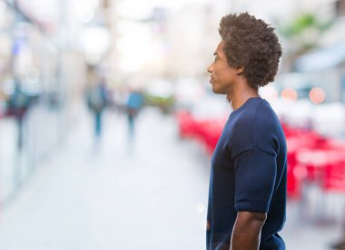 İzole arka tarafına, seyir üzerinde Afro Amerikalı adam sakin ol kendine güvenen gülümseme ile doğal yüz pozuyla profili.