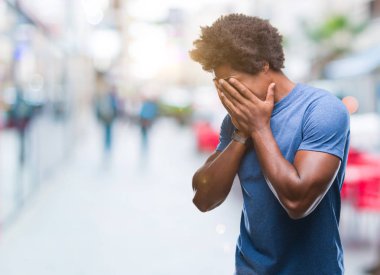 Yüzünü elleriyle ağlayarak süre kapsayan üzgün ifade ile izole arka plan üzerinde Afro Amerikalı adam. Depresyon kavramı.