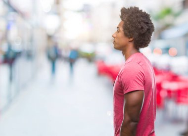 İzole arka tarafına, seyir üzerinde Afro Amerikalı adam sakin ol kendine güvenen gülümseme ile doğal yüz pozuyla profili.