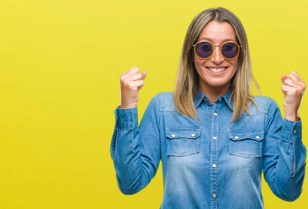 Mujer Hermosa Joven Con Gafas Sol Sobre Fondo Aislado Celebrando —  Fotos de Stock