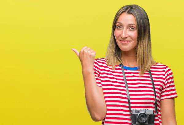 Młoda Kobieta Piękna Robienie Zdjęć Pomocą Aparatu Fotograficznego Vintage Białym — Zdjęcie stockowe