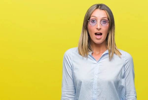 Mujer Hermosa Joven Con Gafas Sol Sobre Fondo Aislado Miedo —  Fotos de Stock