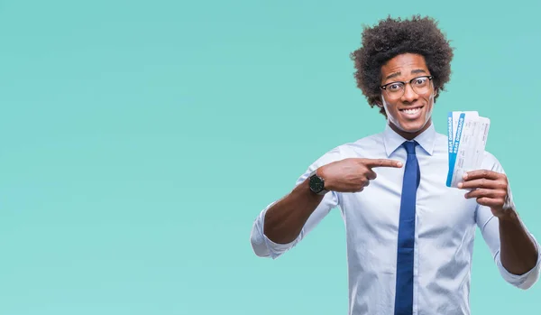 Hombre Afroamericano Sosteniendo Tarjeta Embarque Sobre Fondo Aislado Muy Feliz —  Fotos de Stock