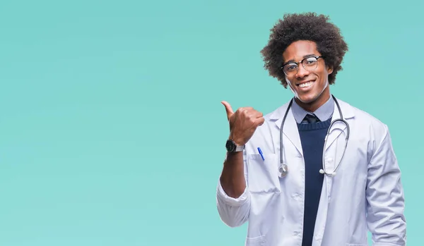 美国黑人医生在孤立的背景微笑着快乐的脸看着 并指向侧面与拇指向上 — 图库照片