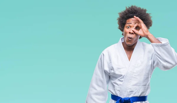 Afro Amerikaanse Man Karate Kimono Dragen Geïsoleerde Achtergrond Doen Gebaar — Stockfoto