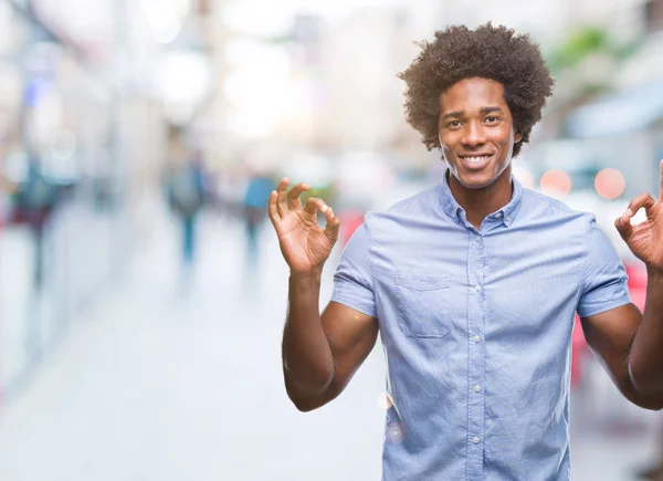 Afro Amerikansk Man Över Isolerade Bakgrund Koppla Och Ler Med — Stockfoto