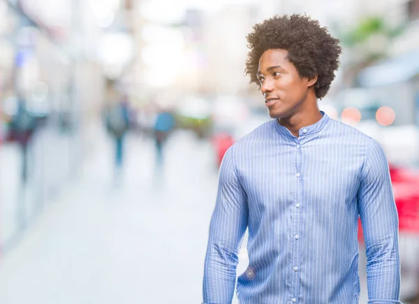 Uomo Afro Americano Sfondo Isolato Che Guarda Altra Parte Con — Foto Stock