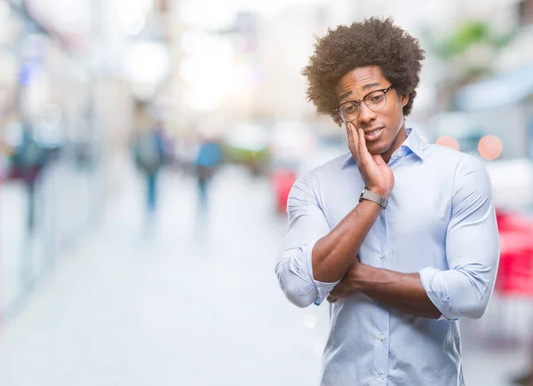 Afro Americano Uomo Affari Che Indossa Occhiali Sfondo Isolato Pensando — Foto Stock