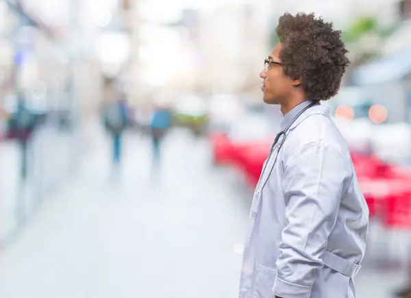 Afro Americano Médico Homem Sobre Fundo Isolado Olhando Para Lado — Fotografia de Stock