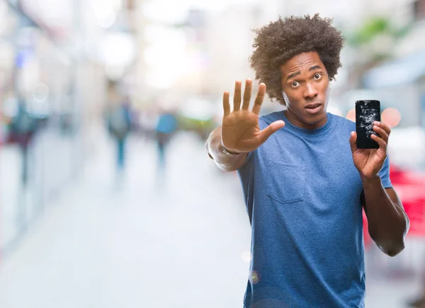 Afro Amerikaanse Man Die Houdt Van Gebroken Smartphone Geïsoleerde Achtergrond — Stockfoto