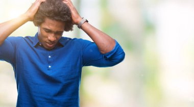 Afro Amerikalı adam çünkü umutsuz ve stresli baş ağrısı acı izole arka plan üzerinde ağrı ve migren. Ellerini kafasına.