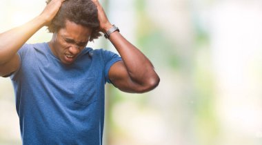 Afro Amerikalı adam çünkü umutsuz ve stresli baş ağrısı acı izole arka plan üzerinde ağrı ve migren. Ellerini kafasına.