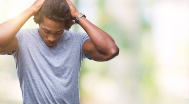 Afro Amerikalı adam çünkü umutsuz ve stresli baş ağrısı acı izole arka plan üzerinde ağrı ve migren. Ellerini kafasına.