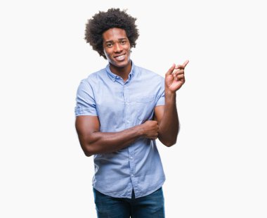 Kameraya bakarak yan el ve parmak ile işaret Afro Amerikalı adam yüzünde kocaman bir gülümseme ile izole arka plan üzerinde.