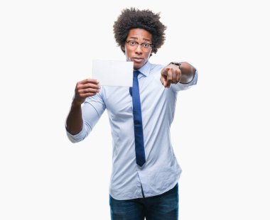 Afro Amerikalı adam holding kamera ve size parmak ile işaret izole arka plan boş kartı, el işareti, pozitif ve kendinden emin bir jest ön