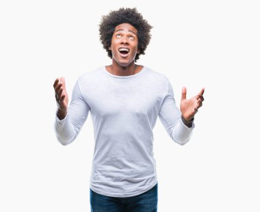 Afro Amerikalı adam izole arka plan çılgın ve kızgın bağırarak ve agresif ifade ve silah kaldırdı bağırıyor. Hayal kırıklığı kavramı.