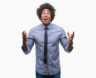İzole arka plan çılgın ve kızgın bağırarak ve agresif ifade ve silah kaldırdı bağırmaya Afro Amerikalı iş adamı. Hayal kırıklığı kavramı.