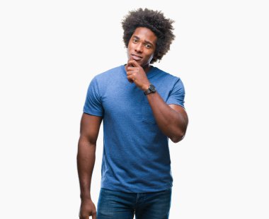 Emin çapraz kollar ve çeneme kaldırdı el ile gülümseme ile kameraya bakarak izole arka plan üzerinde Afro Amerikalı adam. Pozitif düşünce.