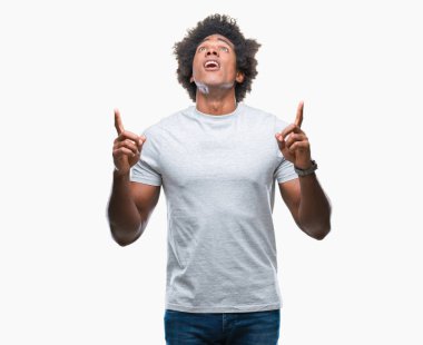 Afro Amerikalı adam izole arka plan üzerinden hayran ve yukarıya bakıp parmakları ile işaret şaşırttı ve silah kaldırdı.