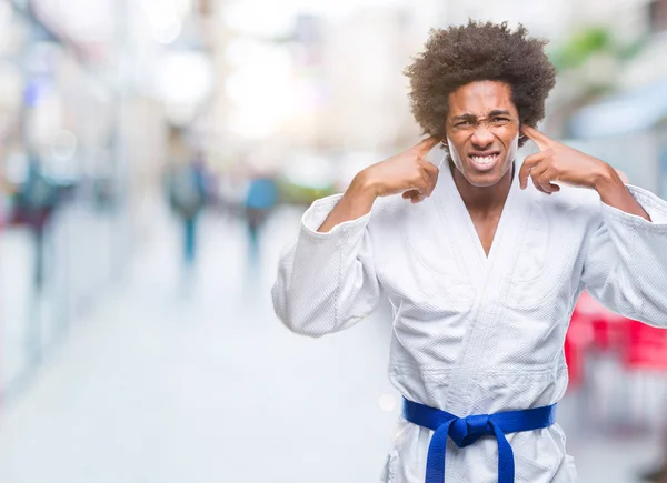 Afro American Człowiek Ubrany Karate Kimono Białym Tle Obejmujące Uszy — Zdjęcie stockowe