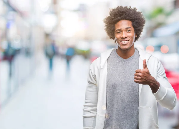 Afro Amerikansk Man Bär Tröja Över Isolerade Bakgrund Gör Glad — Stockfoto