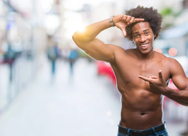 Afro Americano Uomo Senza Maglietta Mostrando Corpo Nudo Sfondo Isolato — Foto Stock