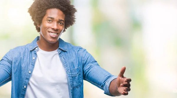 Afroamerikanischer Mann Mit Isoliertem Hintergrund Der Mit Offenen Armen Die — Stockfoto