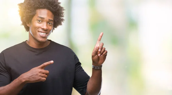 Hombre Afroamericano Sobre Fondo Aislado Sonriendo Mirando Cámara Apuntando Con — Foto de Stock