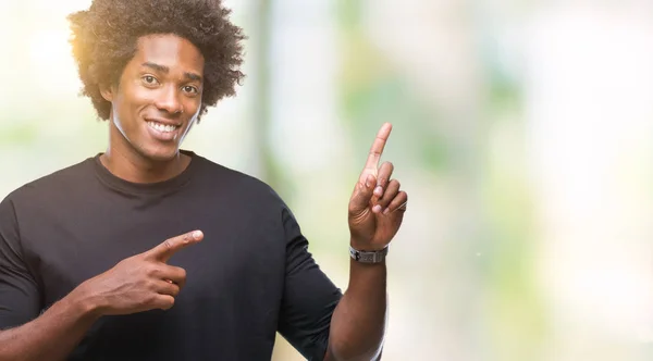 Afro Amerikansk Man Över Isolerade Bakgrund Leende Och Tittar Kameran — Stockfoto