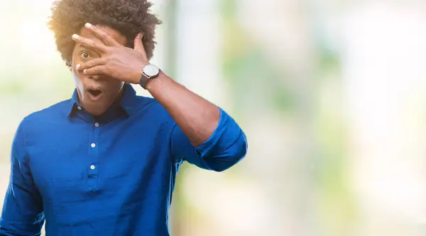 Homem Afro Americano Sobre Fundo Isolado Espreitando Choque Cobrindo Rosto — Fotografia de Stock