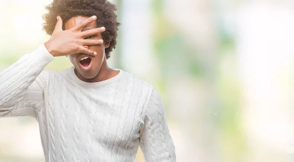 Afro Amerikaanse Man Geïsoleerde Achtergrond Gluren Schok Voor Gezicht Ogen — Stockfoto