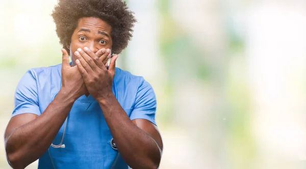 Afro Amerikaans Chirurg Dokter Man Geïsoleerde Achtergrond Geschokt Mond Met — Stockfoto