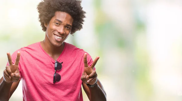 Afro American Mężczyzna Białym Tle Uśmiechnięty Patrząc Kamery Pokazujące Palce — Zdjęcie stockowe