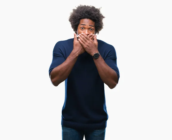 Afro Amerikansk Man Över Isolerade Bakgrund Chockad Som Täcker Munnen — Stockfoto