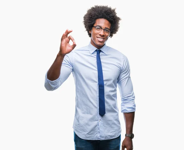 美国黑人商业男子戴眼镜在孤立的背景微笑积极做 标志与手和手指 成功表达式 — 图库照片