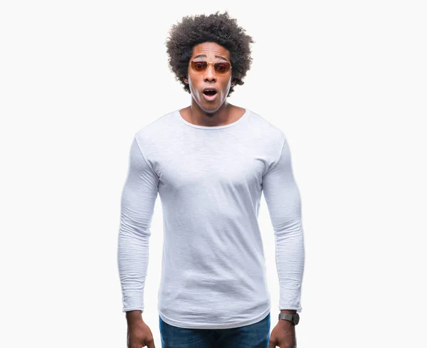 Afro Amerikaanse Man Dragen Van Een Zonnebril Geïsoleerde Achtergrond Bang — Stockfoto