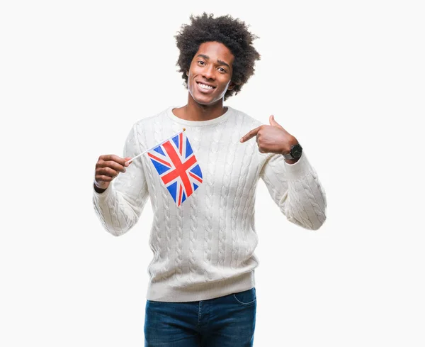 Afroamerikanischer Mann Flagge Des Vereinigten Königreichs Über Isoliertem Hintergrund Mit — Stockfoto