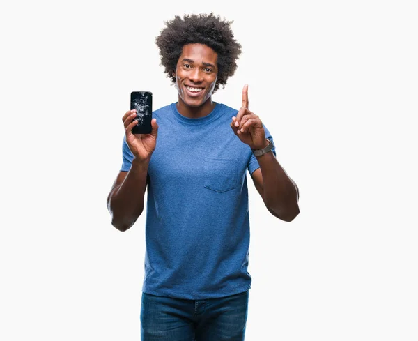 Hombre Afroamericano Sosteniendo Teléfono Inteligente Roto Sobre Fondo Aislado Sorprendido —  Fotos de Stock