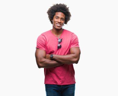 Kameraya bakarak çapraz silah ile gülümseyen izole arka plan mutlu yüzüne Afro Amerikalı adam. Olumlu bir kişi.