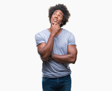 Çene düşünme hakkında soru, dalgın ifade üzerine el ile izole arka plan üzerinde Afro Amerikalı adam. Düşünceli yüzüyle gülümsüyor. Şüphe kavramı.