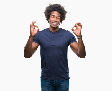 İzole arka plan üzerinde Afro Amerikalı adam rahatla ve gülümseyen gözlerle kapalı parmak jestle meditasyon yapıyor. Yoga kavramı.