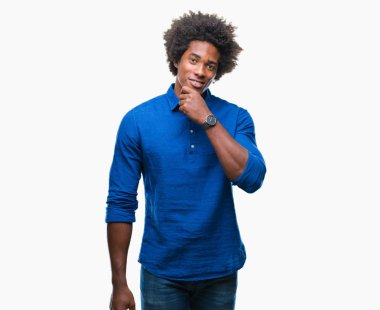 Emin çapraz kollar ve çeneme kaldırdı el ile gülümseme ile kameraya bakarak izole arka plan üzerinde Afro Amerikalı adam. Pozitif düşünce.