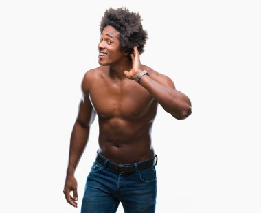 Çıplak cesedi bir işitme söylenti ya da dedikodu için dinleme kulak üzerinde el ile gülümseyen izole arka plan üzerinde gösterilen Afro Amerikalı gömleksiz adam. Sağırlık kavramı.
