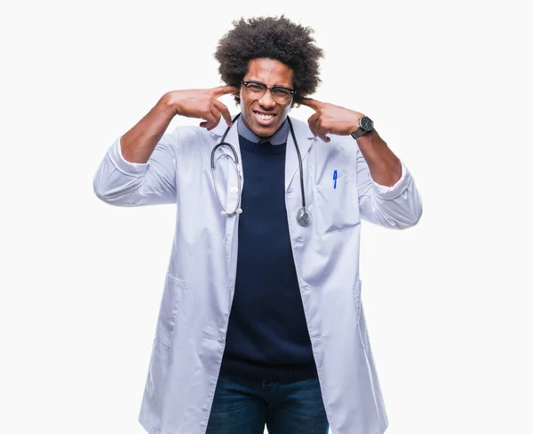 Medico Afroamericano Sfondo Isolato Che Copre Orecchie Con Dita Con — Foto Stock