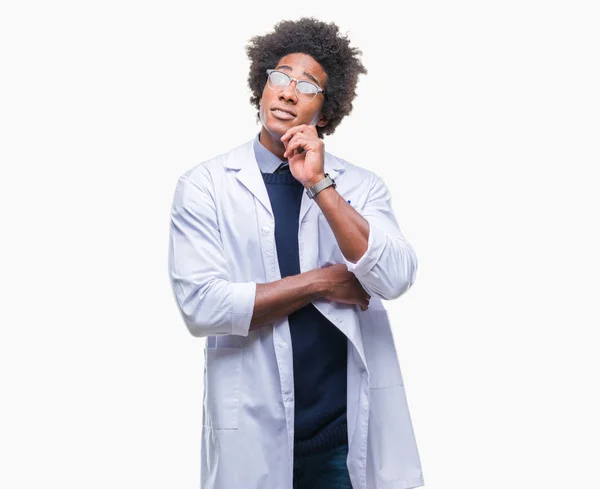 Afro Americký Lékař Vědec Muž Nad Izolované Pozadí Rukou Bradě — Stock fotografie