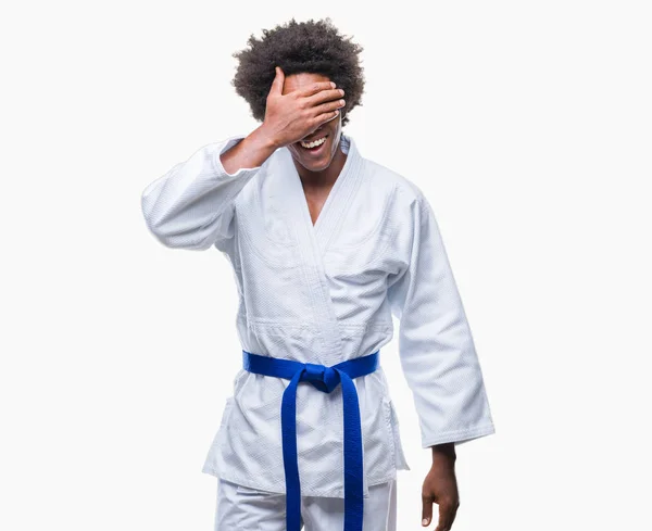 Afro Amerikansk Man Bär Karate Kimono Över Isolerade Bakgrund Ler — Stockfoto