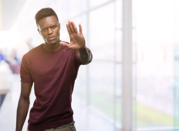 Молодой Африканский Американец Открытой Рукой Делает Знак Стоп Серьезным Уверенным — стоковое фото