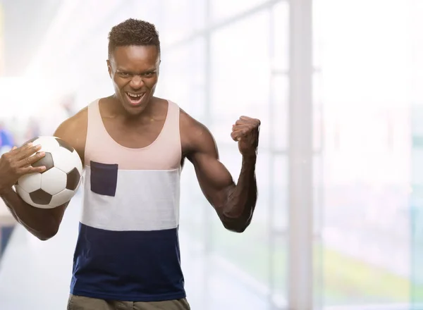 Молодий Афроамериканець Людиною Проведення Футбольний Футбол Кричали Гордий Святкування Перемоги — стокове фото
