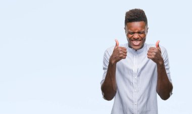 Zafer kutluyor gülümseyen izole arka kolları olan başarı için heyecanlı genç Afro-Amerikan adam kaldırdı. Kazanan kavramı.