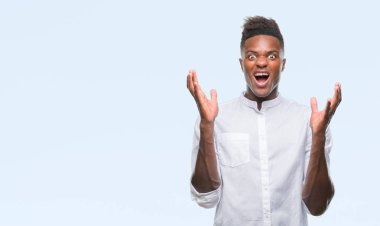 Genç Afro-Amerikan adam izole arka plan çılgın ve kızgın bağırarak ve agresif ifade ve silah kaldırdı bağırıyor. Hayal kırıklığı kavramı.